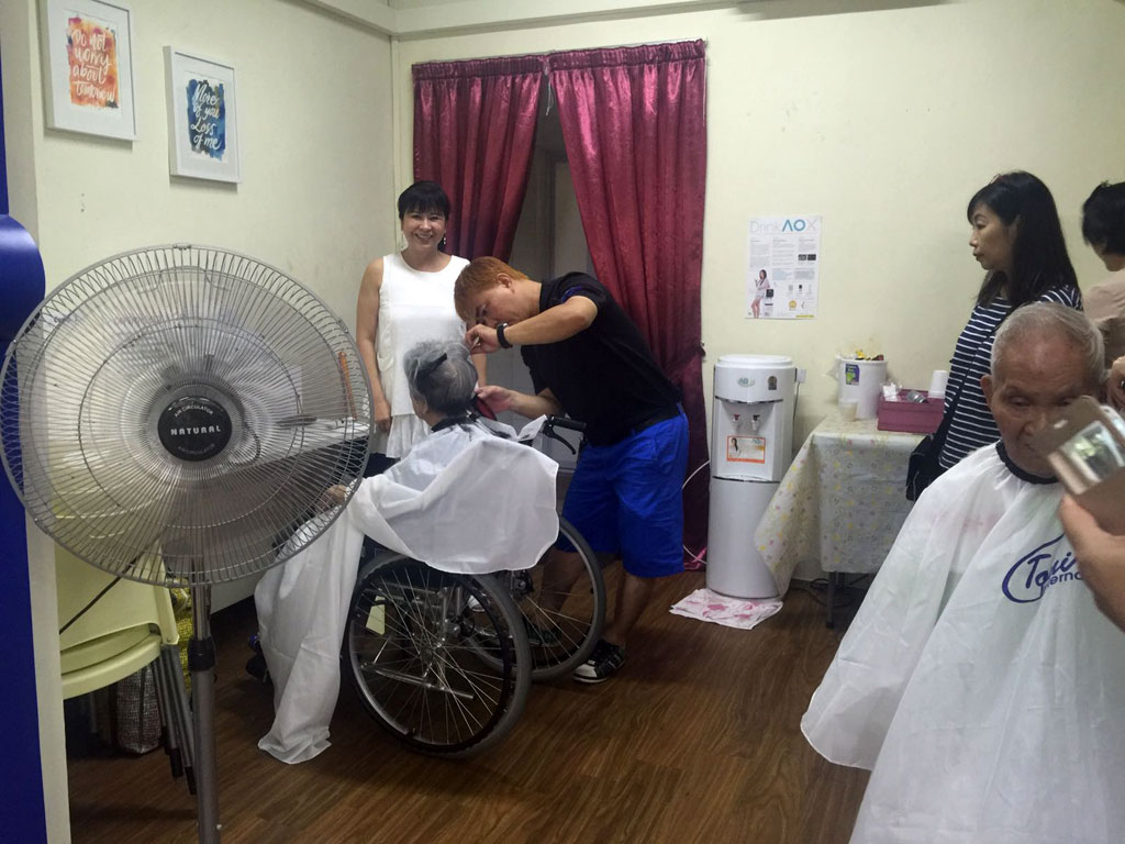 cutting-hair-free-of-charge-for-the-elderly